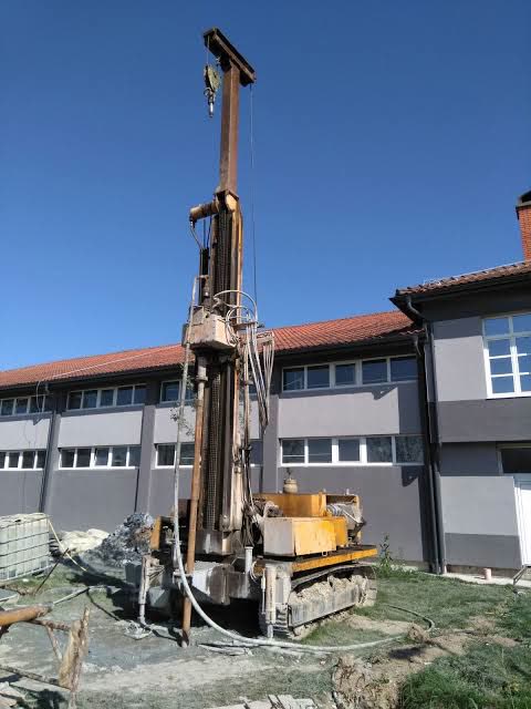 Gusjeničarska bušaća garnitura uz objekat, za teško dostupne parcele